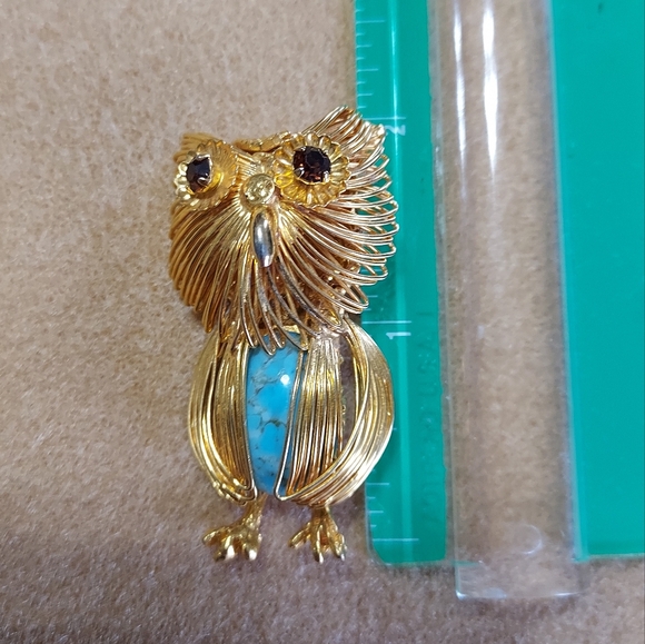 Elegant Gold Owl Brooch with Turquoise Accent - Picture 4 of 4